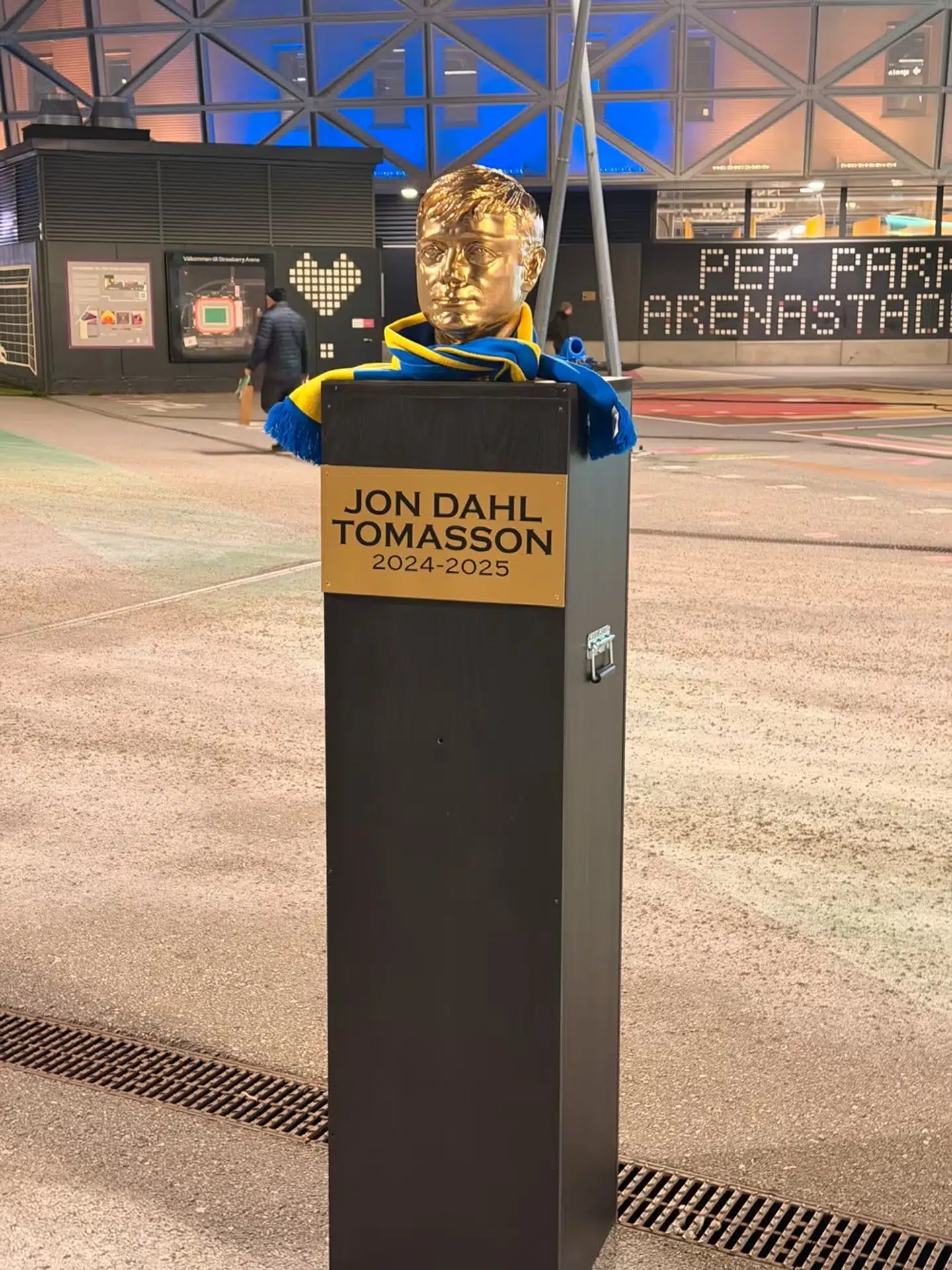 Busten havde et halstørklæde om 'halsen' og en inskription, der hentydede til Jon Dahl Tomassons korte tid som svensk landstræner.