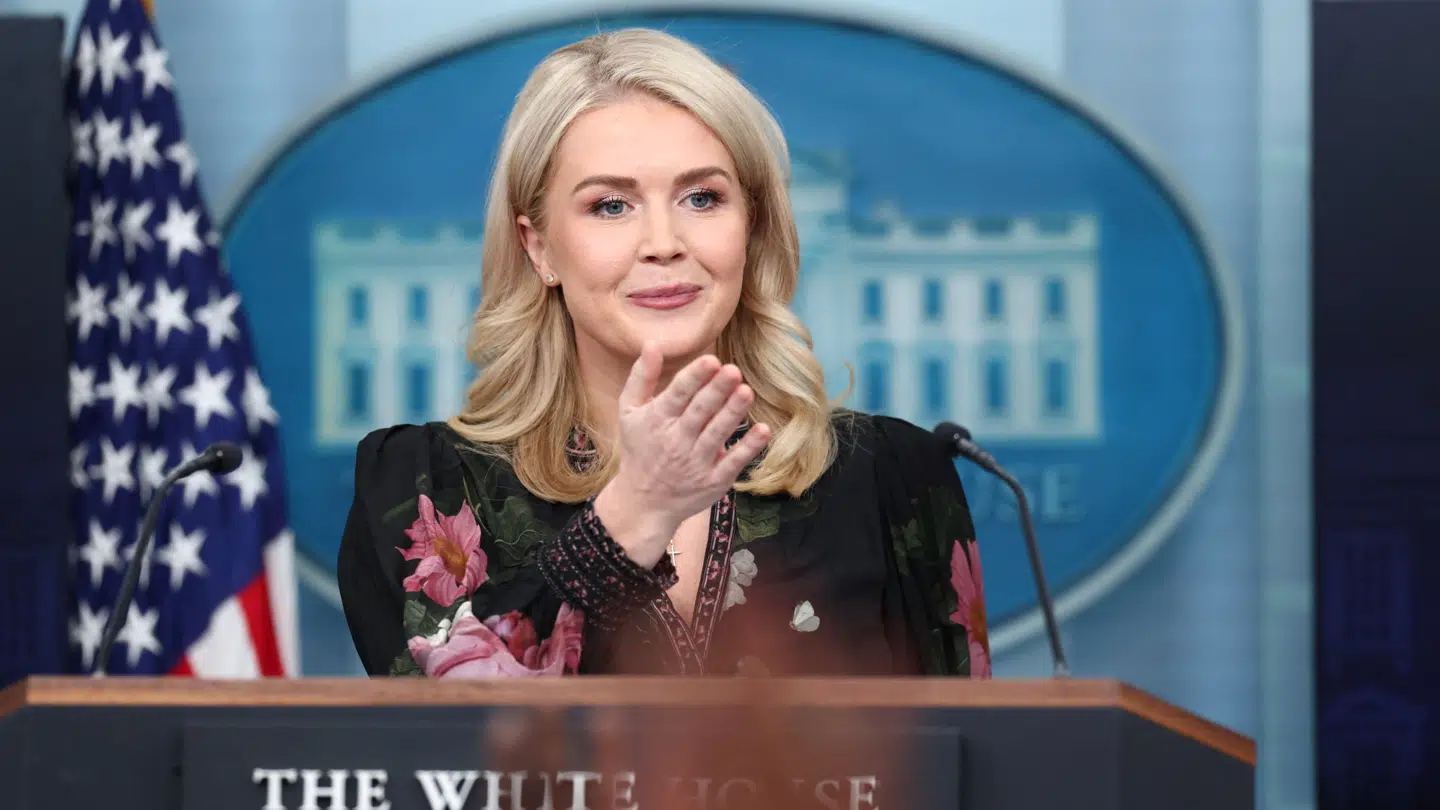 Karoline Leavitt medvirker i podcasten 'Pod Force One'.