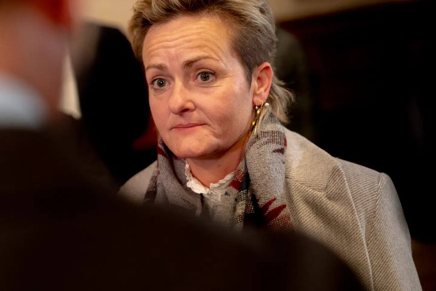 Pernille Rosenkrantz-Theil på vej væk fra Københavns Rådhus dagen efter kommunalvalget, onsdag den 19. november 2025. Socialdemokratiet fik det dårligste valg i årtier.