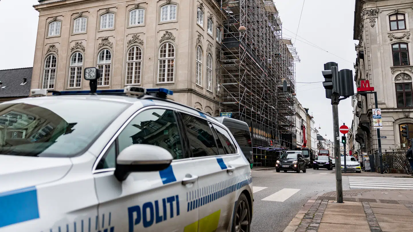 Politiet er til stede på hjørnet af Bredgade og Frederiksgade i København onsdag den 19. november 2025