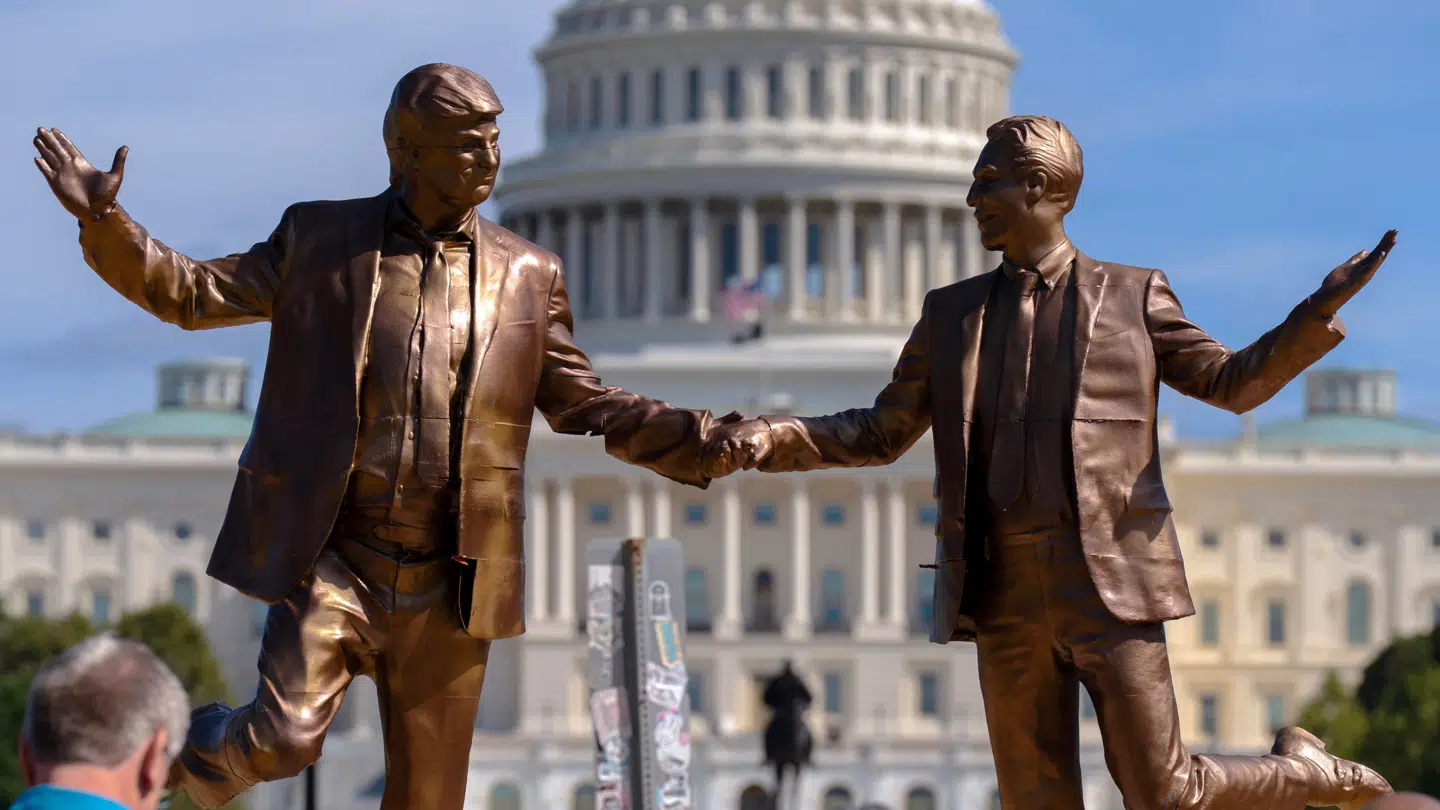 Foran den amerikanske Kongress er det blevet opstillet en statue, hvor Trump og Epstein holder i hånd.