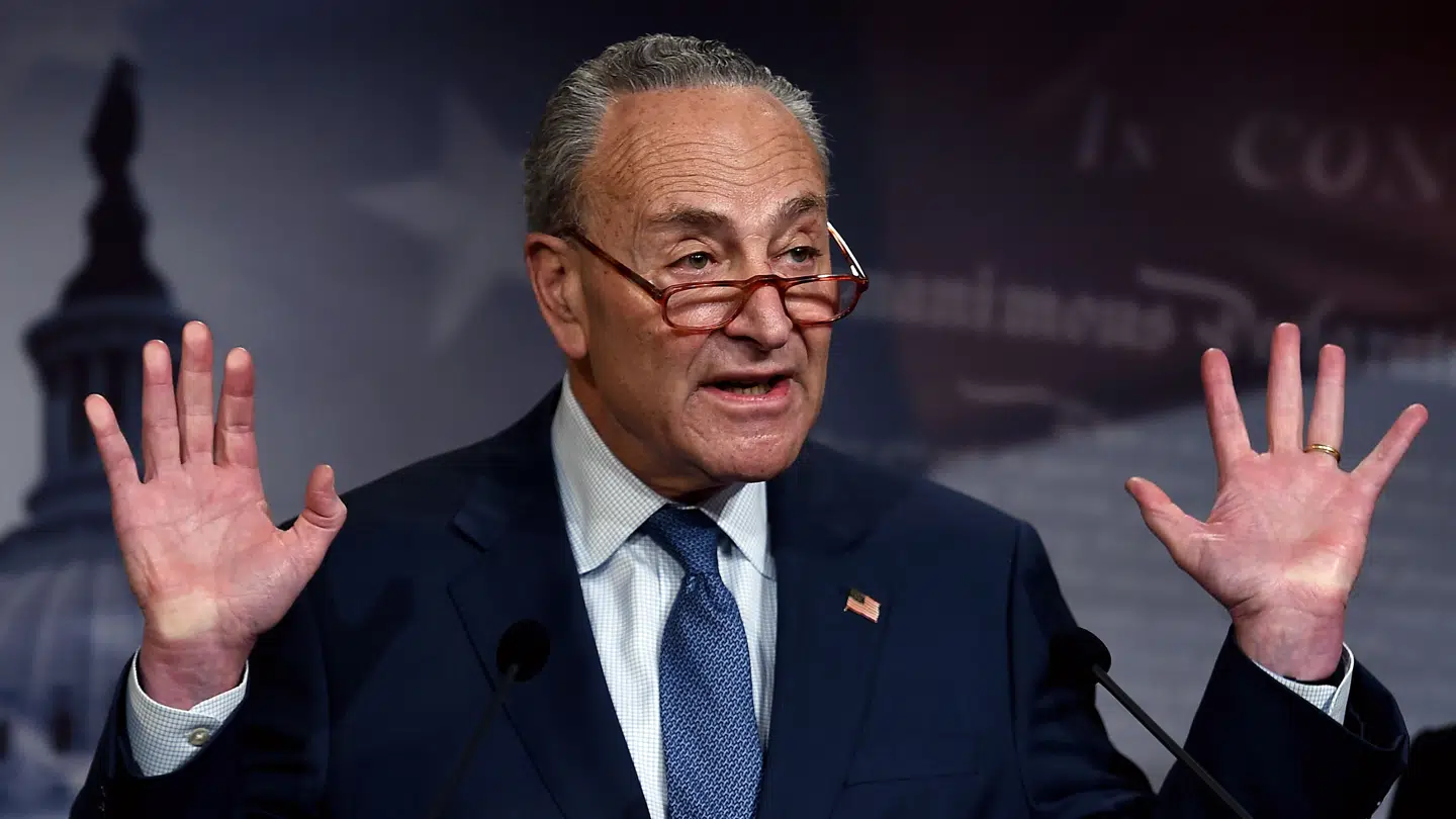 Senatets minoritetsleder Chuck Shumer, advarede inden de til sidst stemmede for at godkende loven, der frigiver dokumenterne.