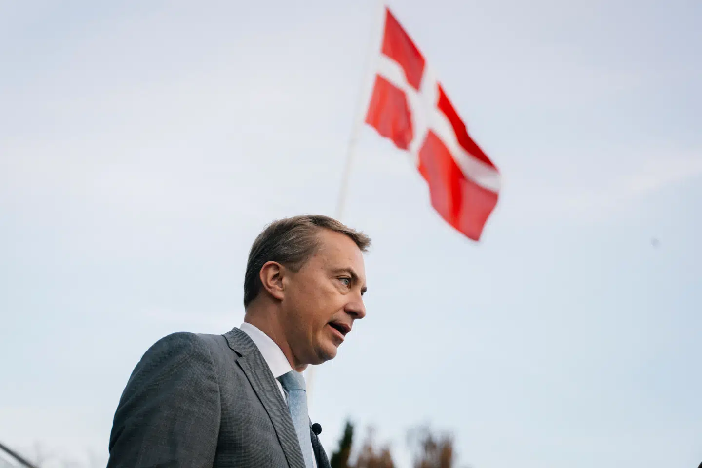 Med begrebet remigration, som kobler sig til Dansk Folkepartis »hjemrejseudspil«, vil partiet fratage udlændinge på overførselsindkomst deres opholdsgrundlag i Danmark. Og finder de ikke et job, frasiger sig forsørgelse eller rejser frivilligt ud, vil partiet placere dem på låste udrejsecentre. Foto: Emil Nicolai Helms/Ritzau Scanpix