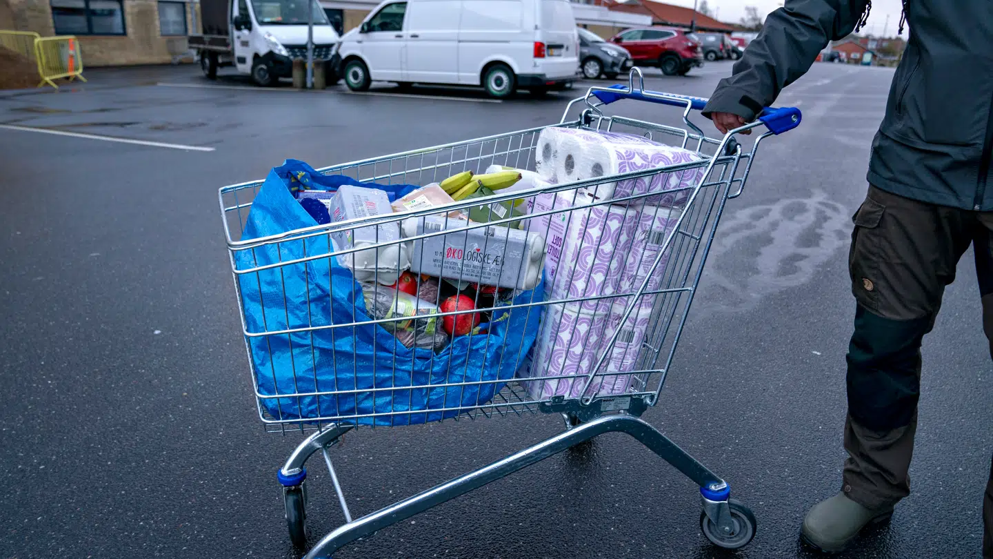 Det kan koste, at komme oftere ude i butikkerne.