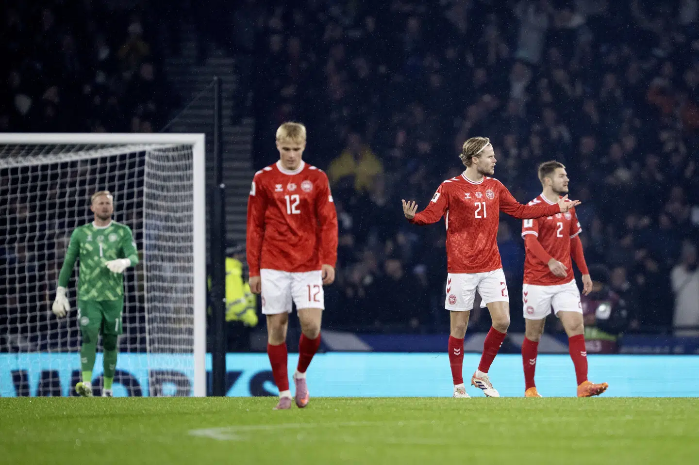 Danmark indkasserede to sene mål mod Skotland og missede dermed direkte kvalifikation til VM næste sommer.