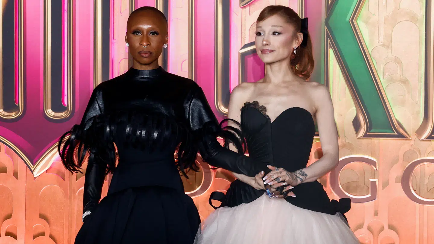 Ariana Grande bruger blandt andet tiden som skuespiller, hvor hun medvirker i toeren af filmen 'Wicked'.