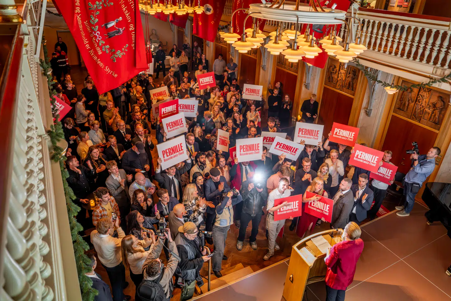 Statsminister Mette Frederiksen savnede svar, da hun natten til onsdag talte til Socialdemokratiets valgfest på Arbejdermuseet i København.