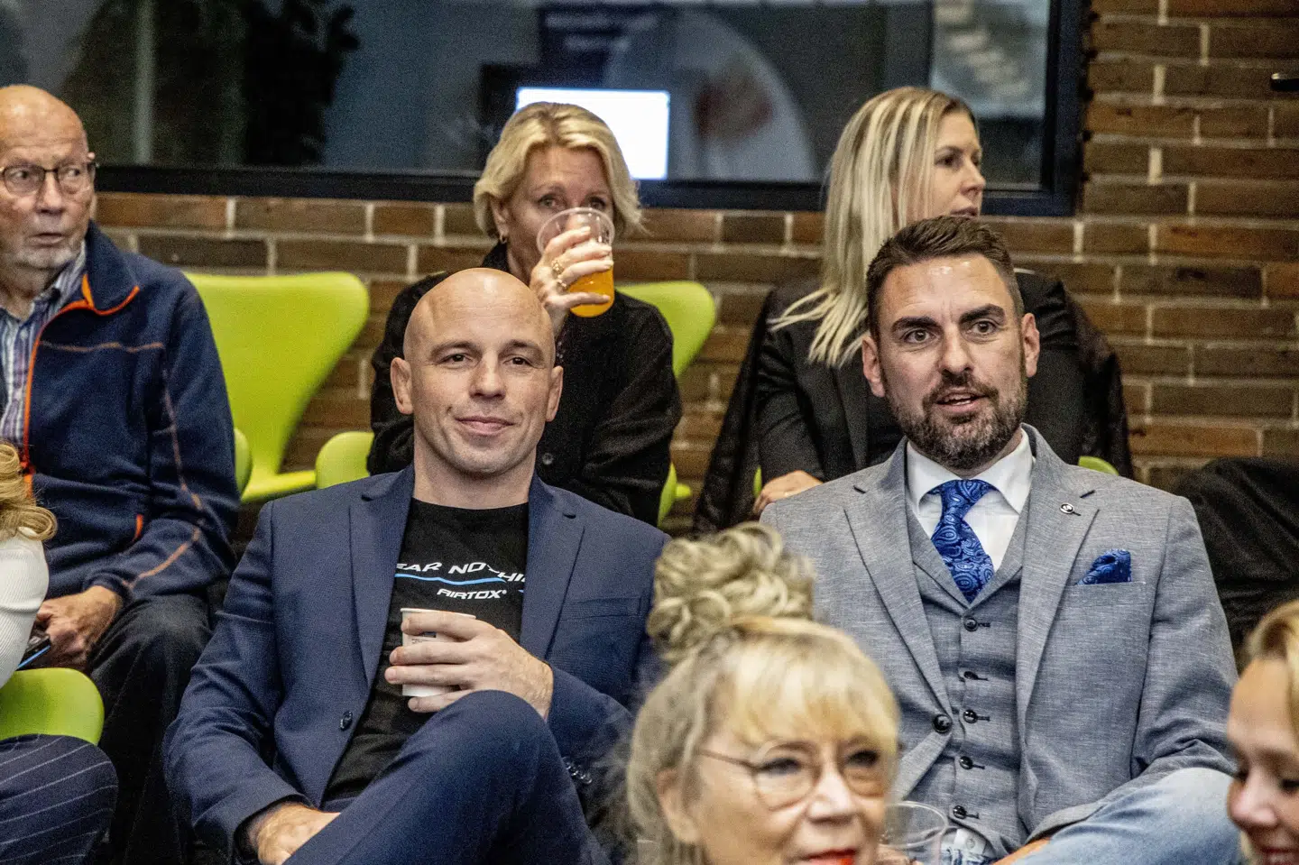 Den medaljevindende OL-bryder Mark O. Madsen (til venstre) fra Guldborgsundlisten er blevet valgt som byrådsmedlem i Guldborgsund Kommune i Nykøbing Falster, hvor han tirsdag var til valgfest.