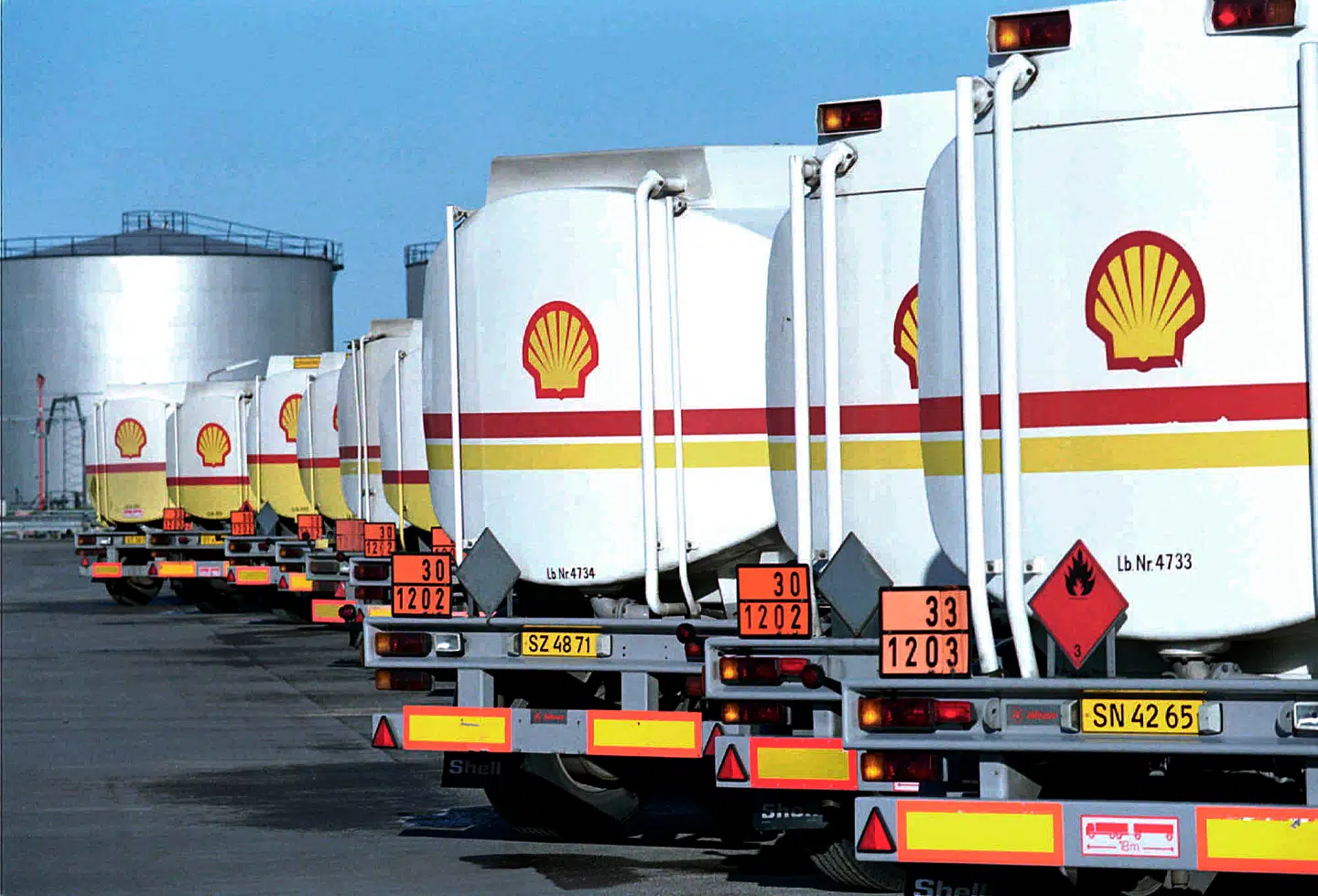 En flåde af olietankbiler foran Shells raffinaderi i Fredericia i 1995. Kan man hævde, at Danmarks fossilt bårne vækst i langt over et århundrede har gavnet udviklingslande så meget, at vi ikke skylder dem noget på klimaområdet?