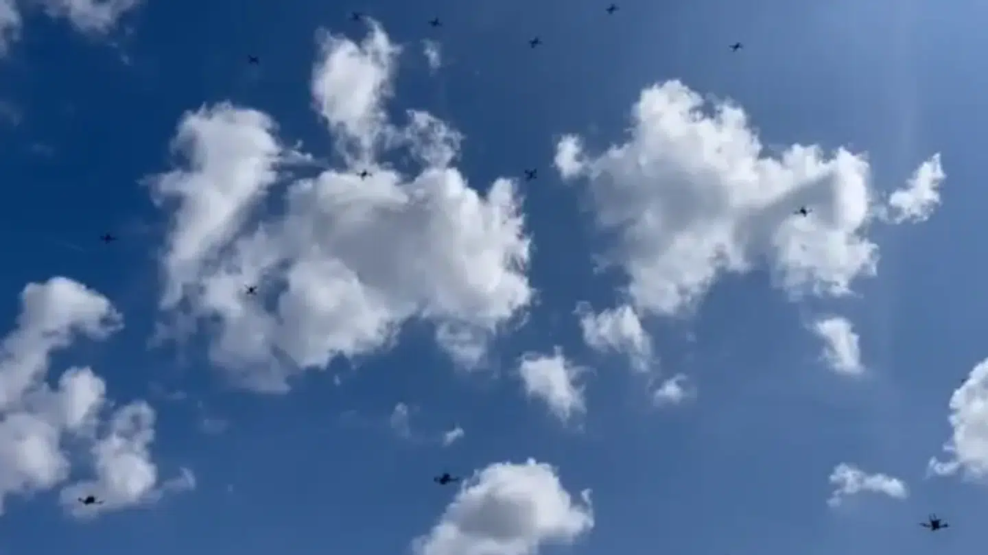 Det nye system kan egnelig fungere på egen hånd ved hjælp af kunstig intelligens. Men ved manuel styring kan én person angiveligt manøvrere 100 små droner på samme tid.