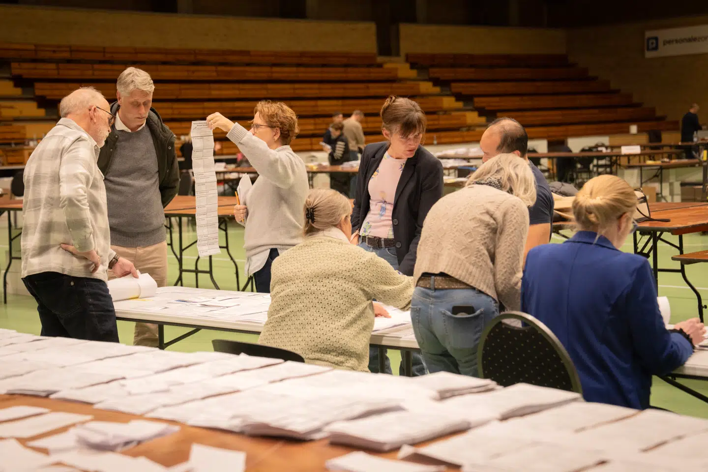 Der er tilsyneladende rod i valgstedet på Hornbæk skole i Helsingør Kommune. Sådan skriver Socialdemokratiets ellers nyvalgte borgmester Thomas Horn, der netop har overtaget magten fra De Konservatives Benedikte Kiær. Stemmer omtælles.