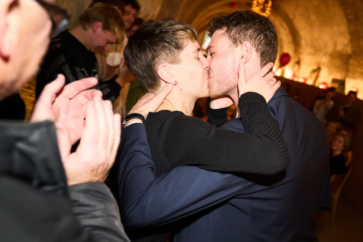 Borgmester Anders Winnerskjold (S) gav sin hustru et kys, da han på valgaftenen tog forbi valgfest i Aarhus.