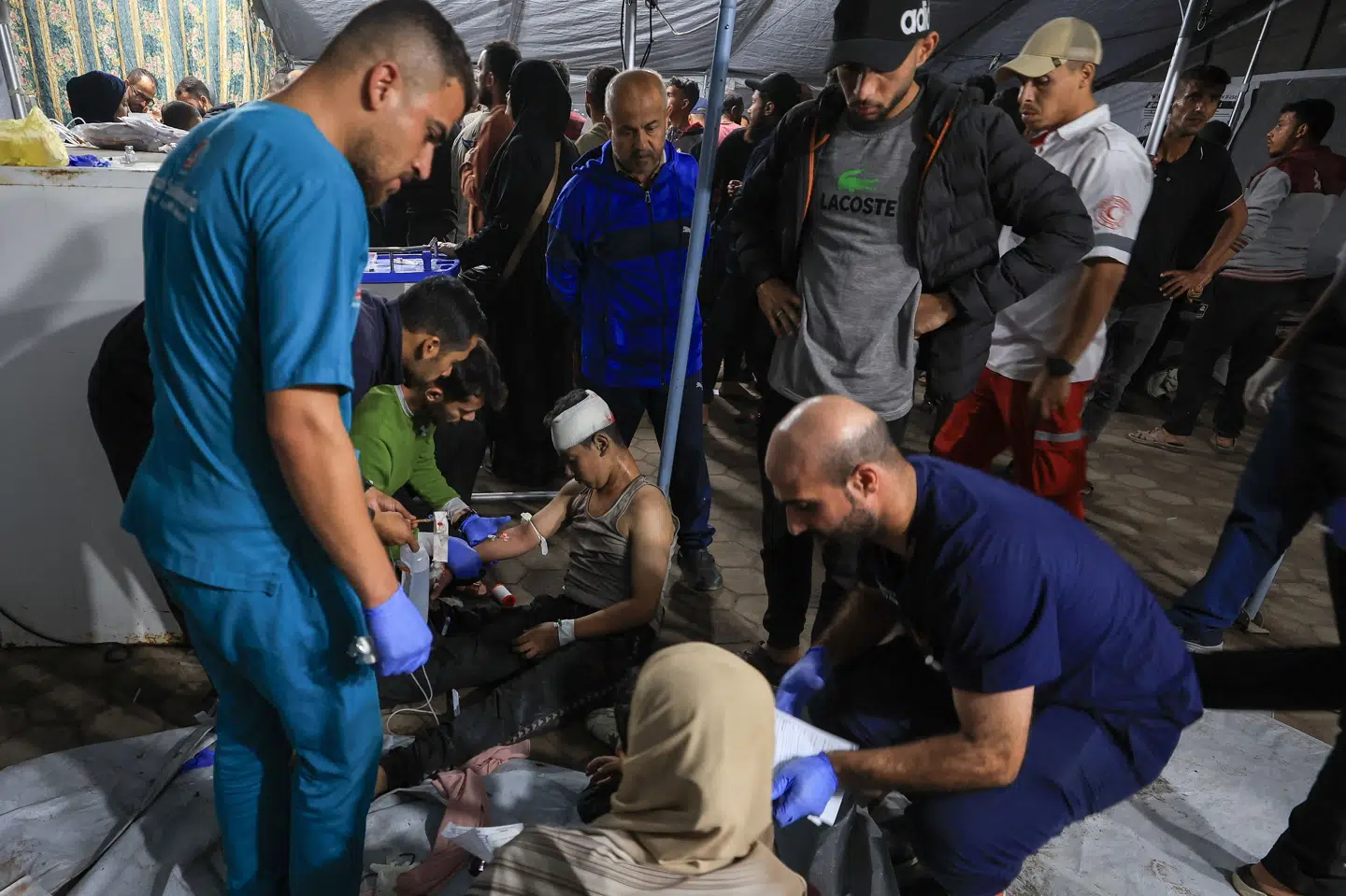 En såret palæstinenser modtager behandling på Al-Ahli Arab Hospital i Gaza By efter et israelsk angreb onsdag.