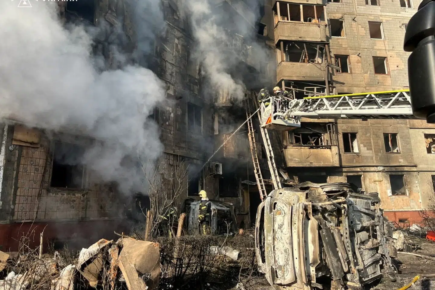 Ukrainsk redningsmandskab arbejder ved en bygning i byen Ternopil i Ukraine, der tidligt onsdag morgen blev ramt af et russisk missil. I alt meldes 25 mennesker dræbt i russiske angreb mod Ukraine onsdag.