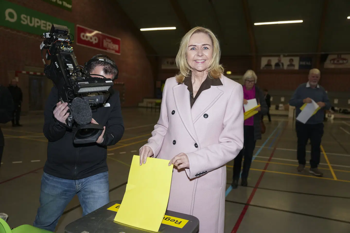 Tirsdag aften sagde De Konservatives formand Mona Juul, at hun var "stjerneglad" over partiets valgresultat. Siden er flere borgmesterposter kommet til. Tirsdag formiddag afgav hun sin stemme i Horsens.