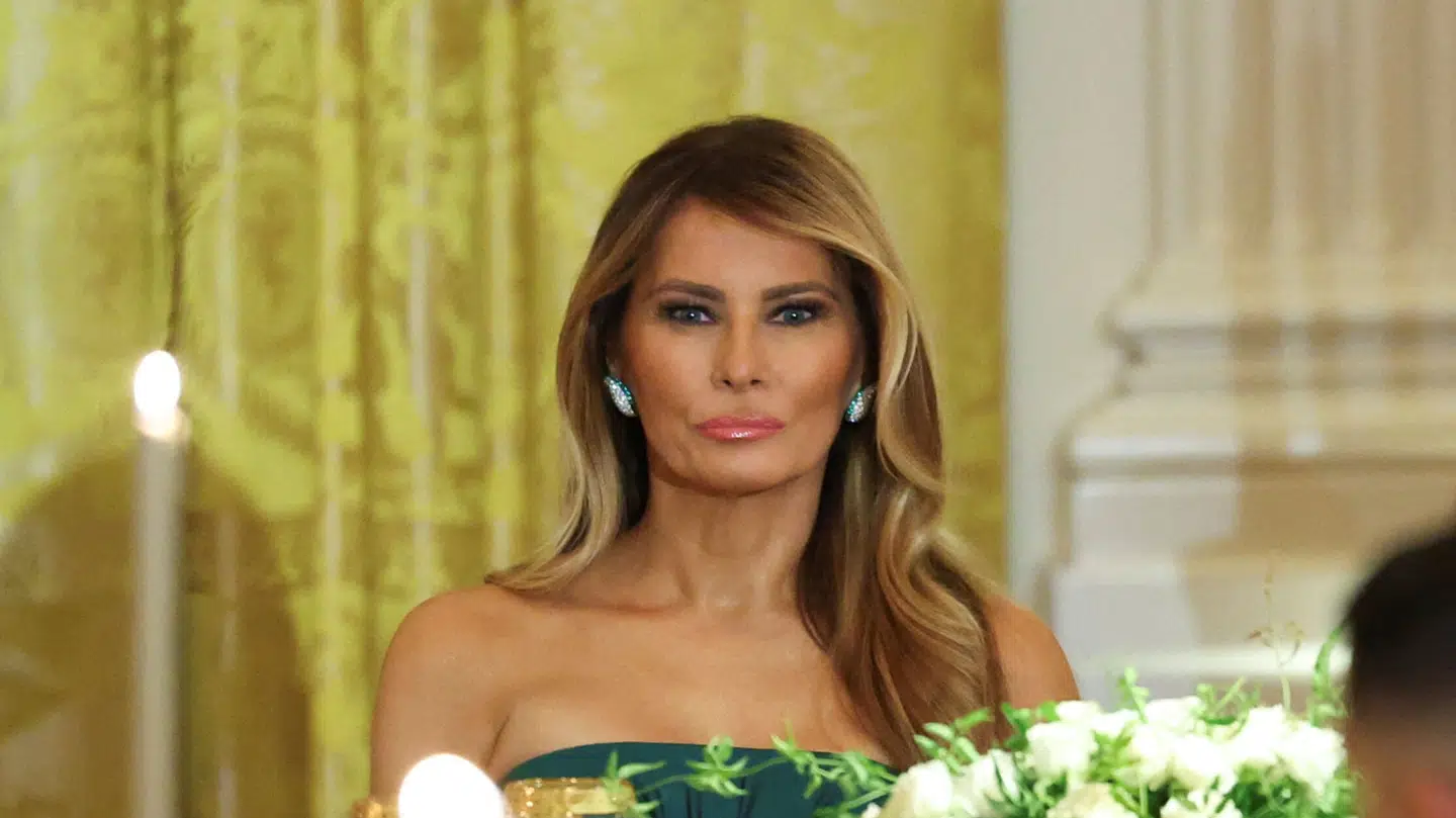 Førstedamen i Det Hvide Hus, Melania Trump, vækker opsigt med sin kjole til gallamiddag.