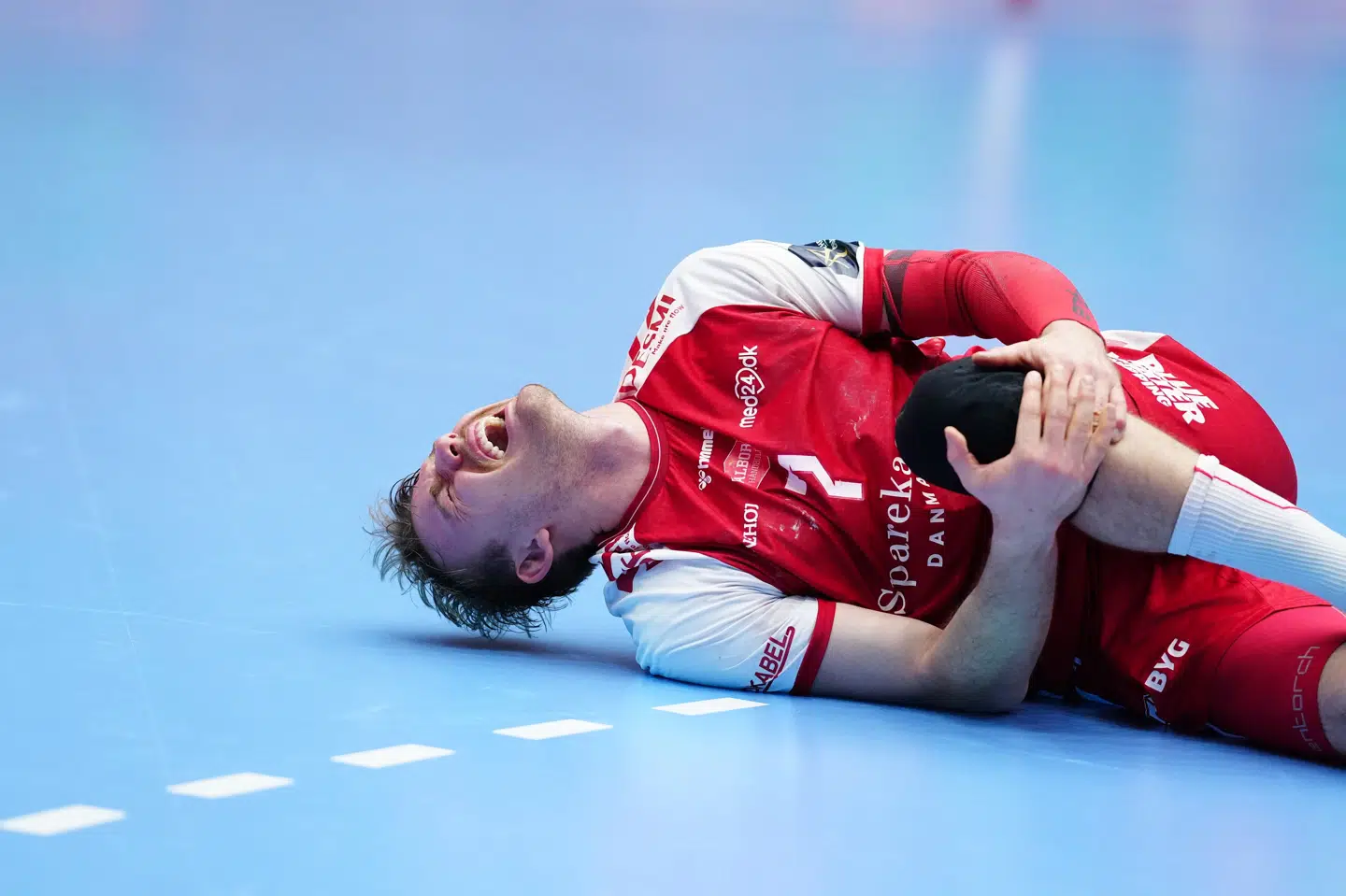 Thomas Arnoldsen tog sig til knæet efter 42 minutter og måtte hjælpes fra banen.