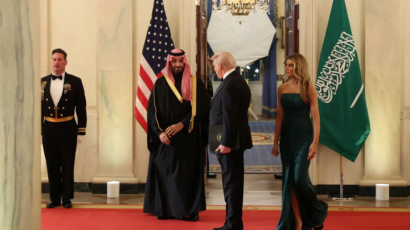 Mange bemærker, at farven på førstedamens kjole matcher Saudi-Arabiens flag.