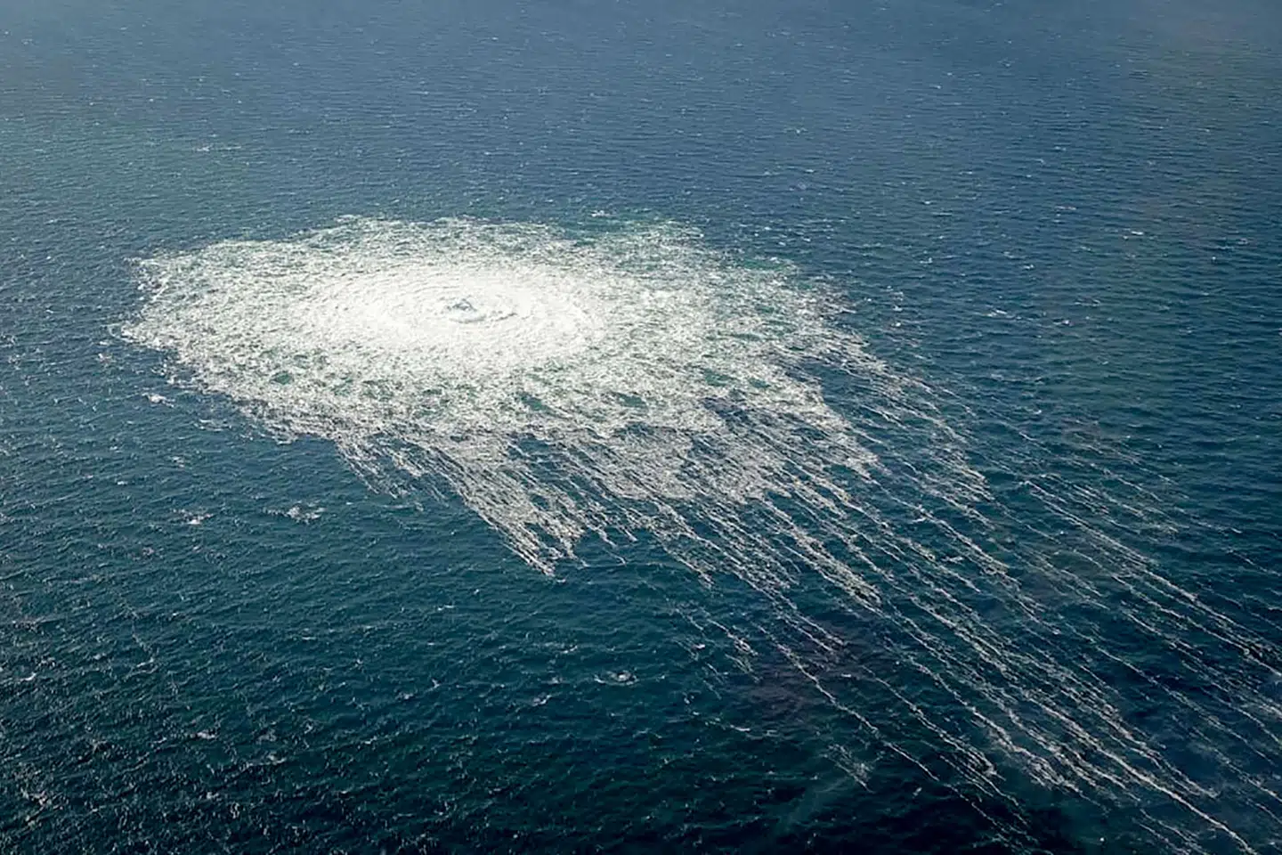Den italienske højesteret har besluttet, at en ukrainsk mand skal udleveres til retsforfølgelse i Tyskland i sagen om sabotage på de to gasledninger Nord Stream 1 og 2 ved Bornholm i september 2022. Her ses gassen strømme op til havoverfladen fra de ødelagte rørledninger. (Arkivfoto)