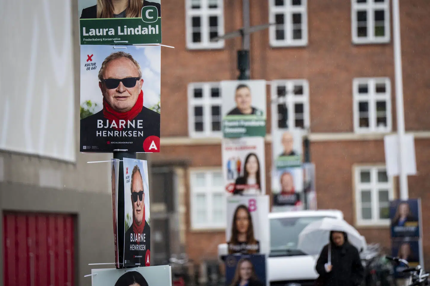 Bjarne Henriksen (S) har skilt sig ud i bybilledet med sine valgplakater, hvor han har solbriller på. (Arkivfoto).