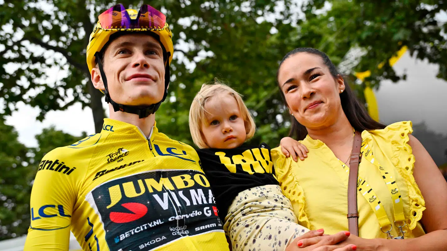Jonas Vingegaard vandt Tour de France i 2023, hvor han fik besøg af familien i Paris.