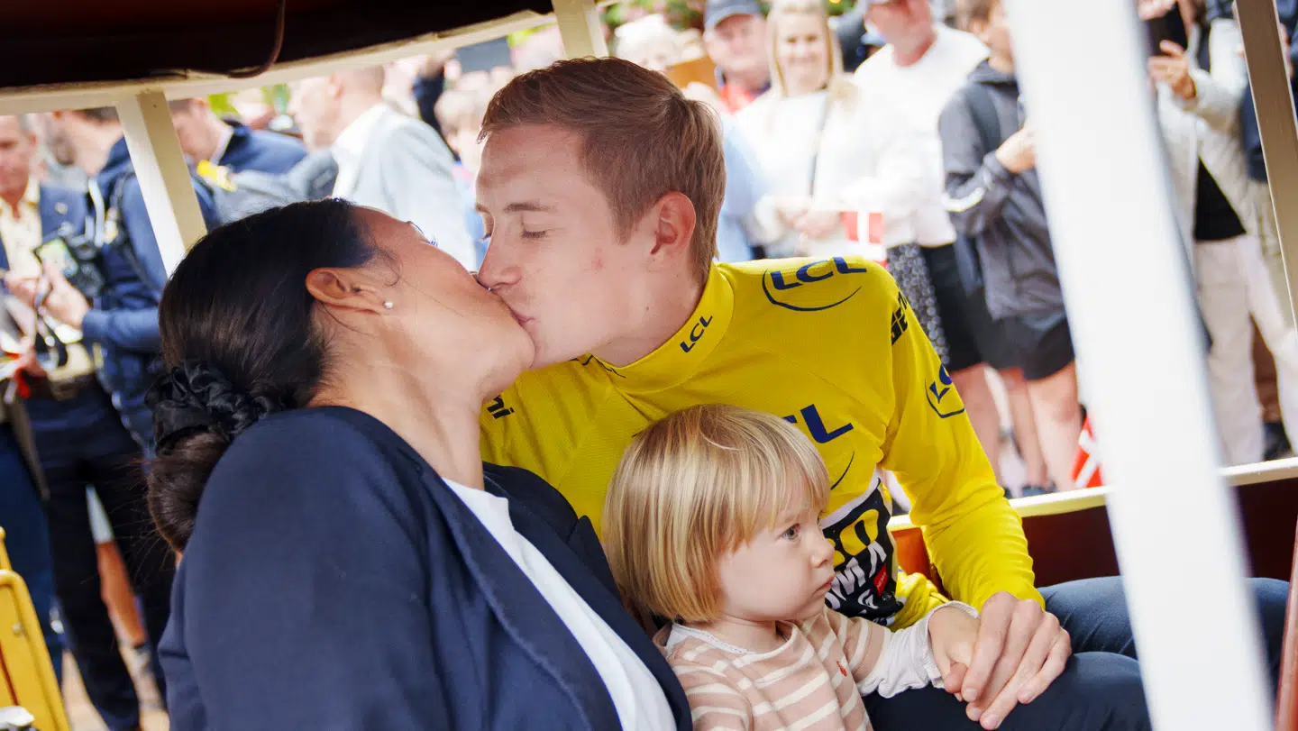 Jonas Vingegaard blev hyldet i Tivoli, efter han vandt Tour de France i 2023. Her sidder han med Trine og datteren Frida.