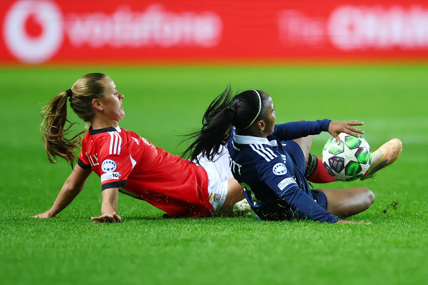Caroline Møller fik rødt kort for to glidende tacklinger i nederlaget til Paris FC.