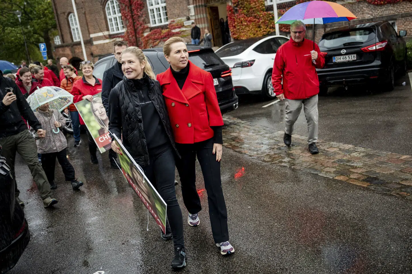 Statsminister Mette Frederiksen (S) besøgte under valgkampen Christina Krzyrosiak i Holbæk. Natten til torsdag står det klart, at hun bliver den mest populære borgmester i landet med 37,9 procent af stemmerne i Holbæk. (Arkivfoto).
