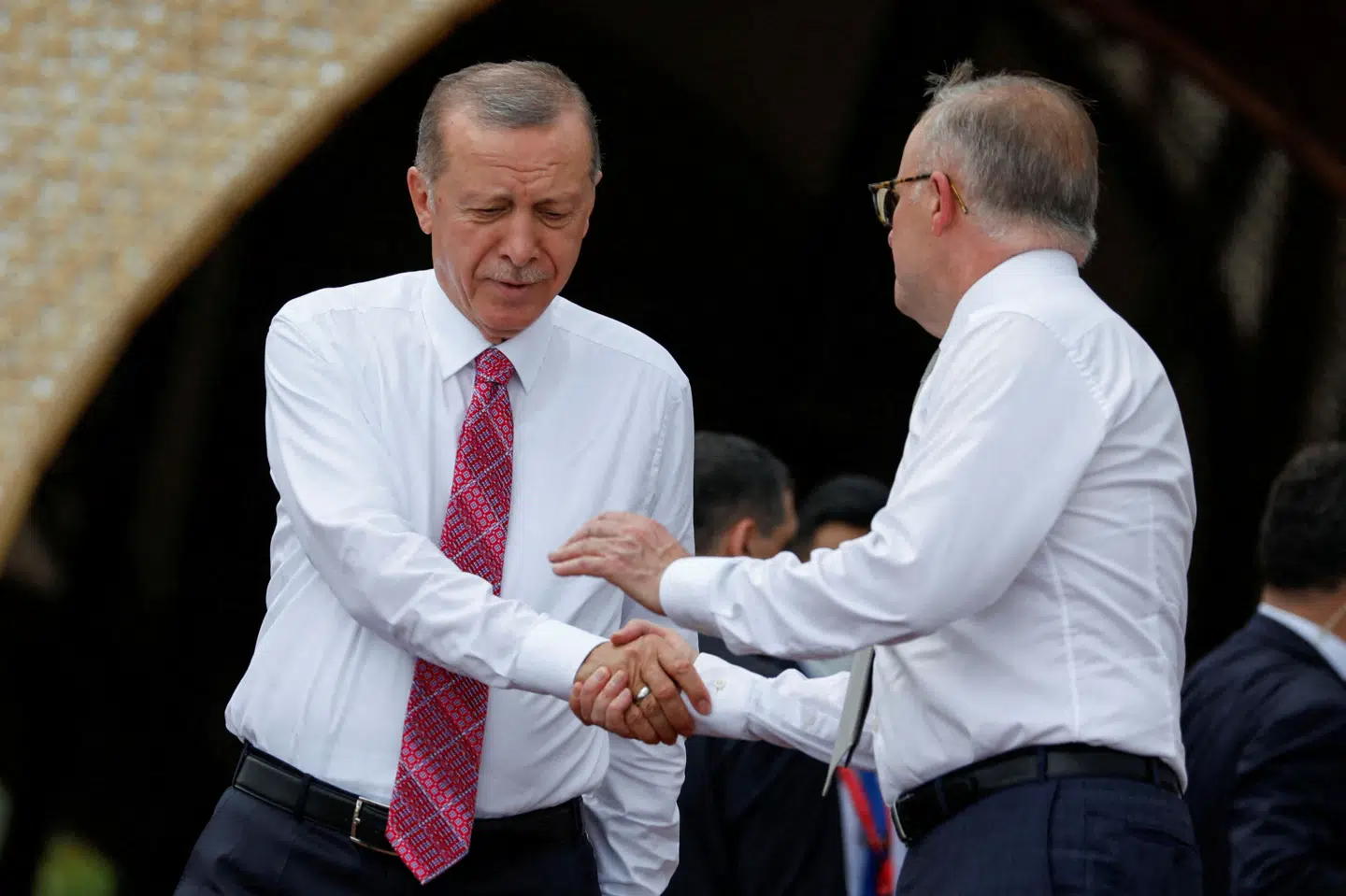 Australiens premierminister, Anthony Albanese, giver hånd til Tyrkiets præsident, Recep Tayyip Erdogan, under et G20-møde på Bali i 2022. (Arkivfoto).