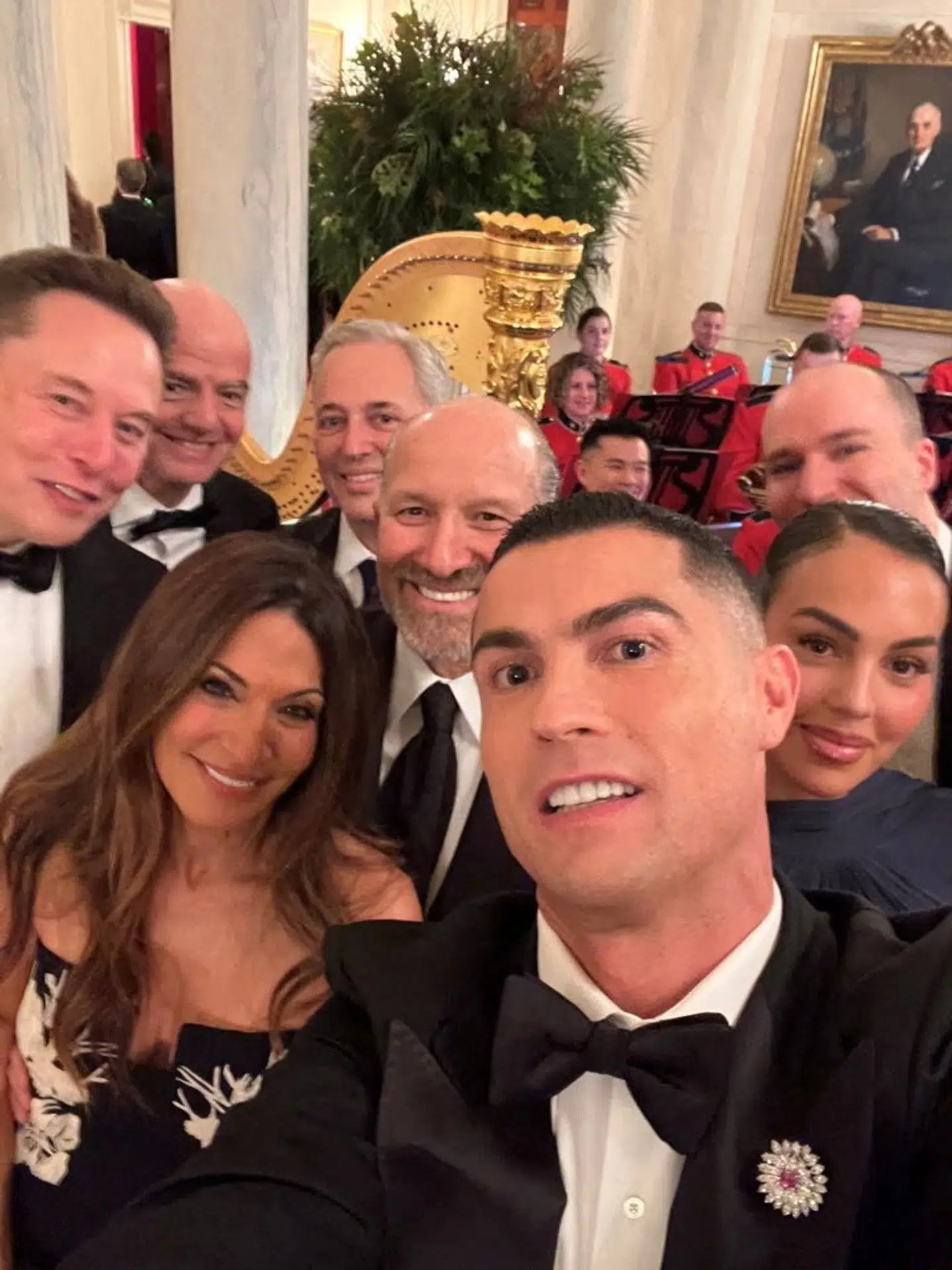 Her ses en selfie, som Cristiano Ronaldo tog med andre sin forlovede, Georgina Rodríguez, techmilliardæren Elon Musk, Fifa-præsidenten Gianni Infantino og den amerikanske handelsminister, Howard Lutnick.