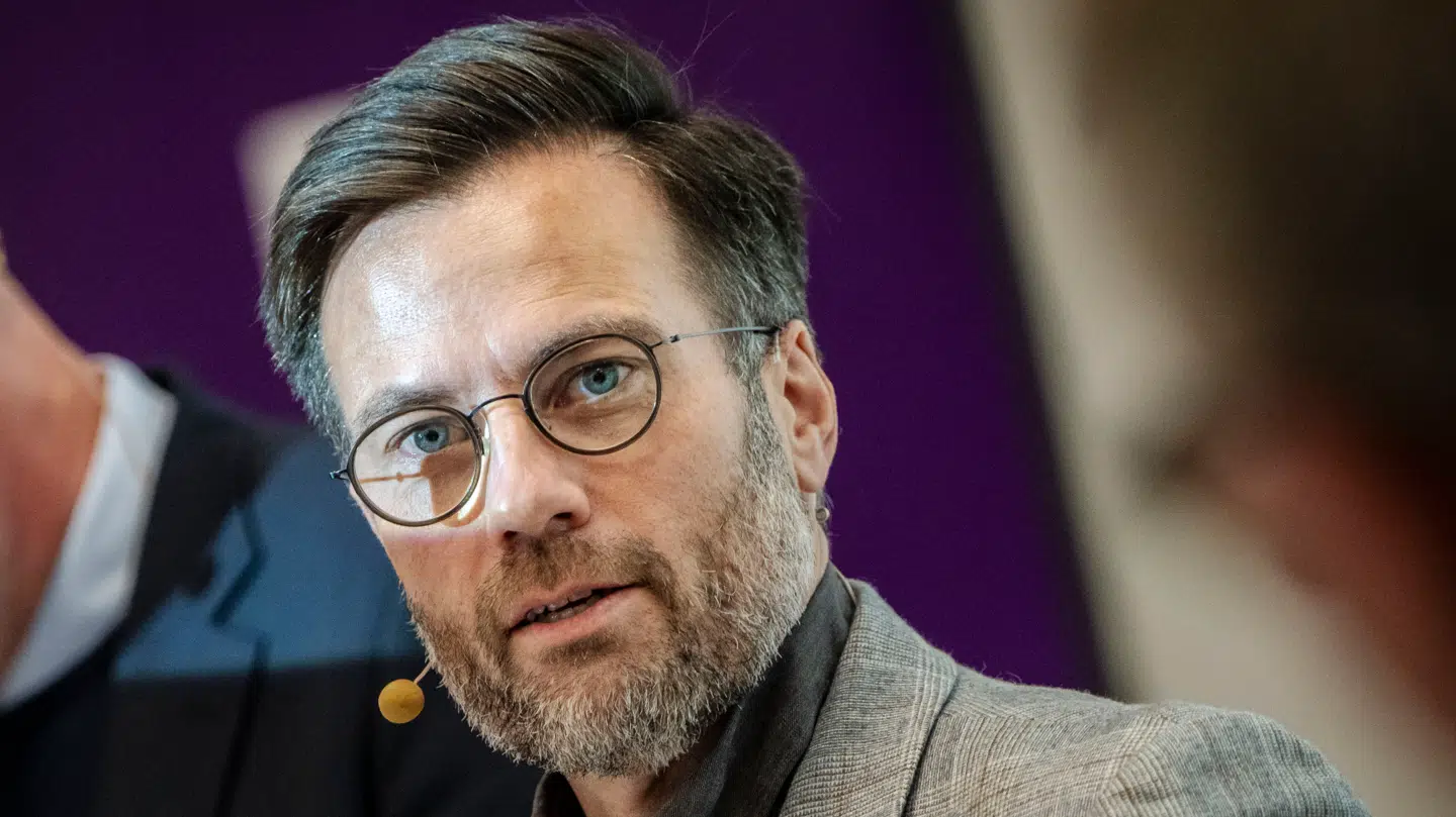 Peter Rahbæk Juel har grund til at være glad for sin lønseddel.