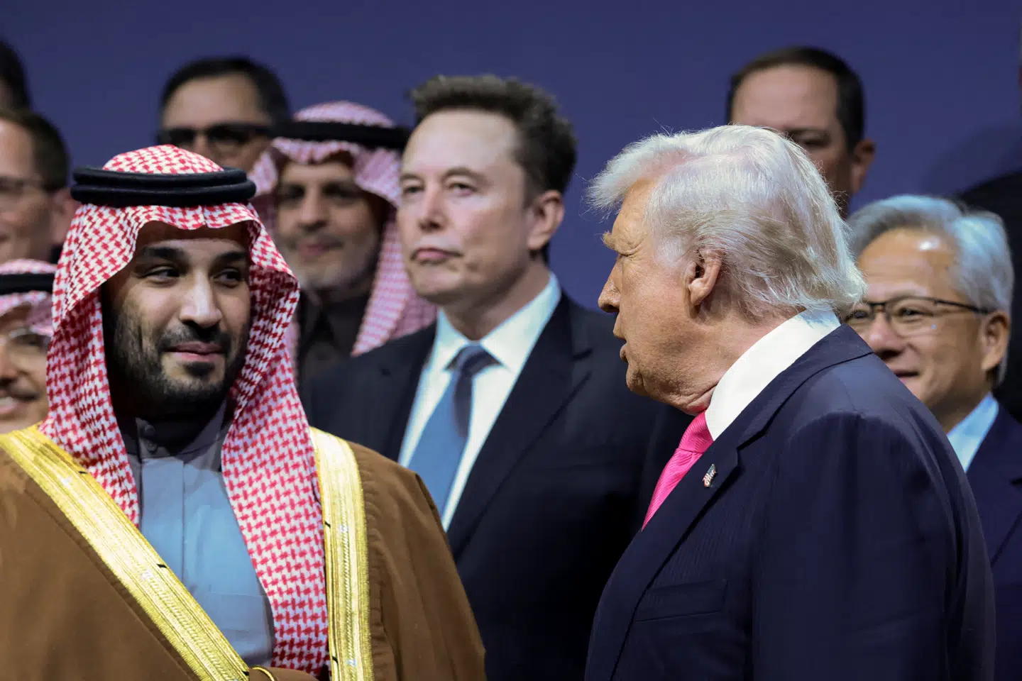 Den amerikanske præsident, Donald Trump og den saudiske kronprins og de facto leder Mohammed bin Salman ses her sammen onsdag under et investeringsforum i Washington, D.C. I baggrunden ses Elon Musk.
