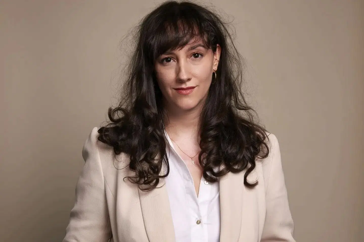 På den yderste venstrefløj går man i takt med både terrorsympatisører og islamister, når den fælles fjende skal bekæmpes. I en ny bog stiller journalisten og forfatteren Nora Bussigny skarpt på sine oplevelser med antisemitiske ytringer som undercoverjournalist i propalæstinensiske kredse i Frankrig, Belgien og USA.