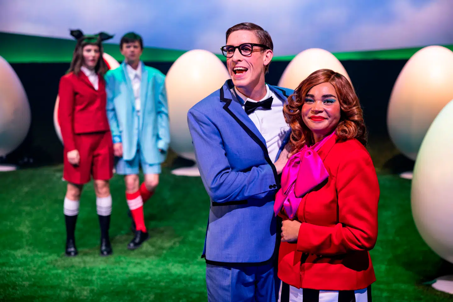 Far og mor (Mikkel Becker Hilgart og Lea Thim Harder) er bare søde – lidt travle – men søde. I baggrunden Hannibal og Jerry (Emil Veber Rasmussen og Ludmilla Faber Striim).