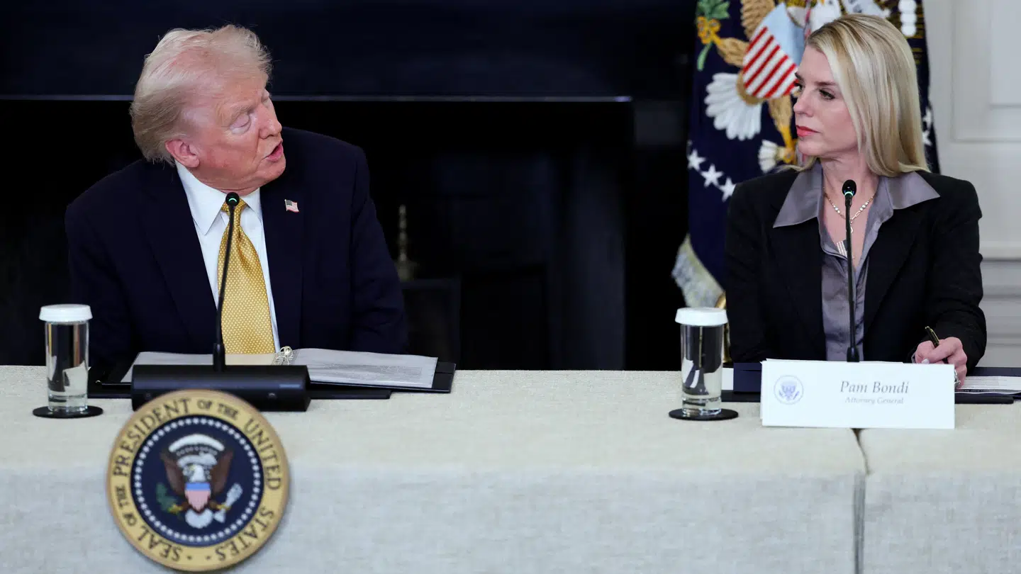 Demokraterne i USA vil holde nøje øje med, hvorvidt landets justitsministerium – og i særdeleshed justitsminister Pam Bondi – følger den netop underskrevne lov fra præsident Donald Trump.