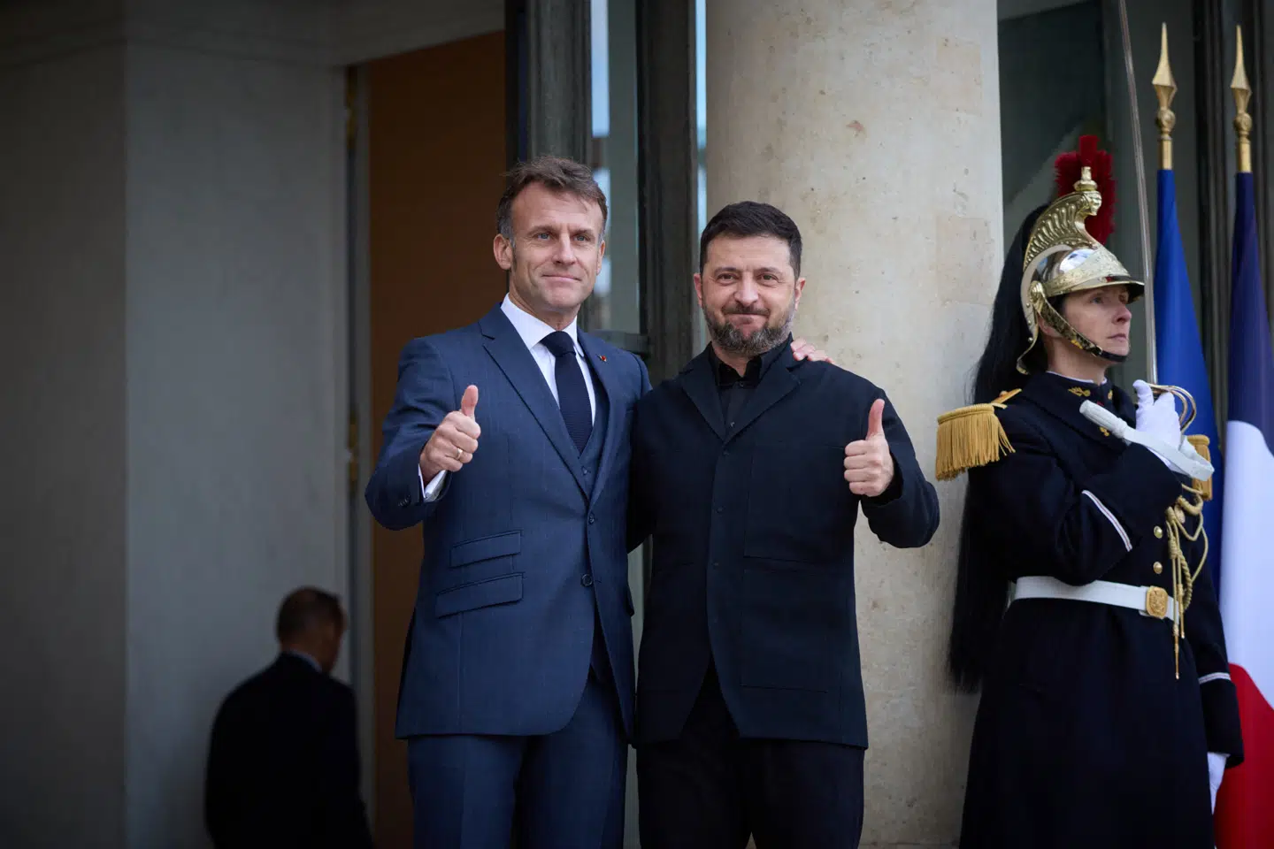 Den franske præsident, Emmanuel Macron, og den ukrainske præsident, Volodymyr Zelenskyj, i Paris mandag.