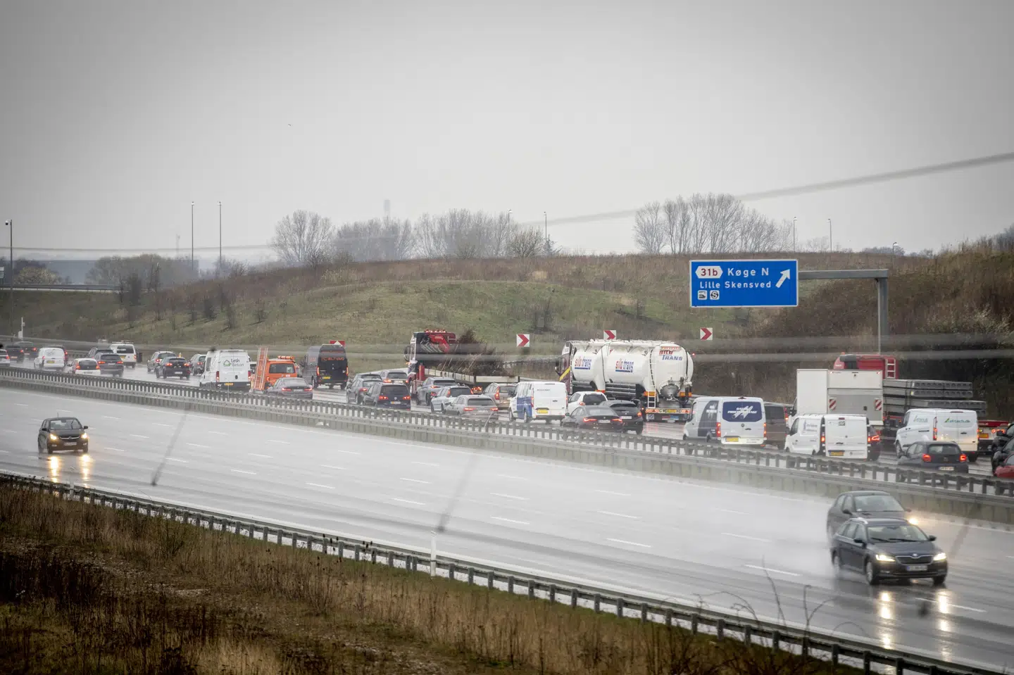 Pendlere får højere fradrag næste år, fordi udgifterne til at køre bil stiger. Det har Skatterådet besluttet torsdag. (Arkivfoto).