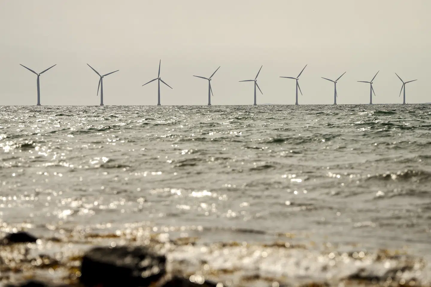 Senest i 2032 forventes det, at to af de tre nye havvindparker, der er sendt i udbud, er taget i drift. Havvindmøllerne på billedet er placeret i havet ved Samsø og er allerede i brug. (Arkivfoto).