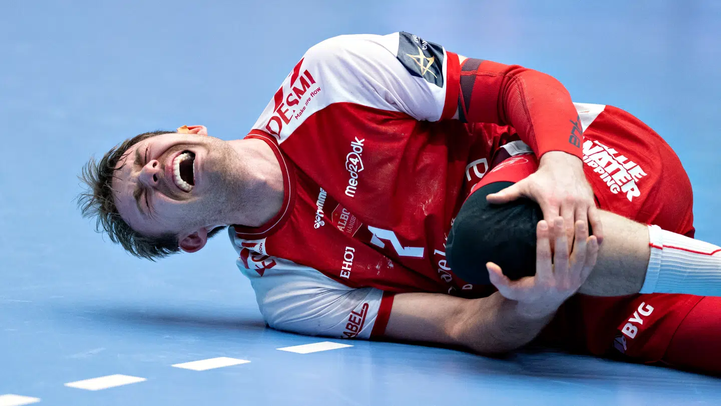 Thomas Arnoldsen skades og må hjælpes fra banen i EHF Champions League herrehåndboldkampen mellem Aalborg Håndbold og Industria Kielce i Gigantium i Aalborg. Nu er han formentligt ude af EM.