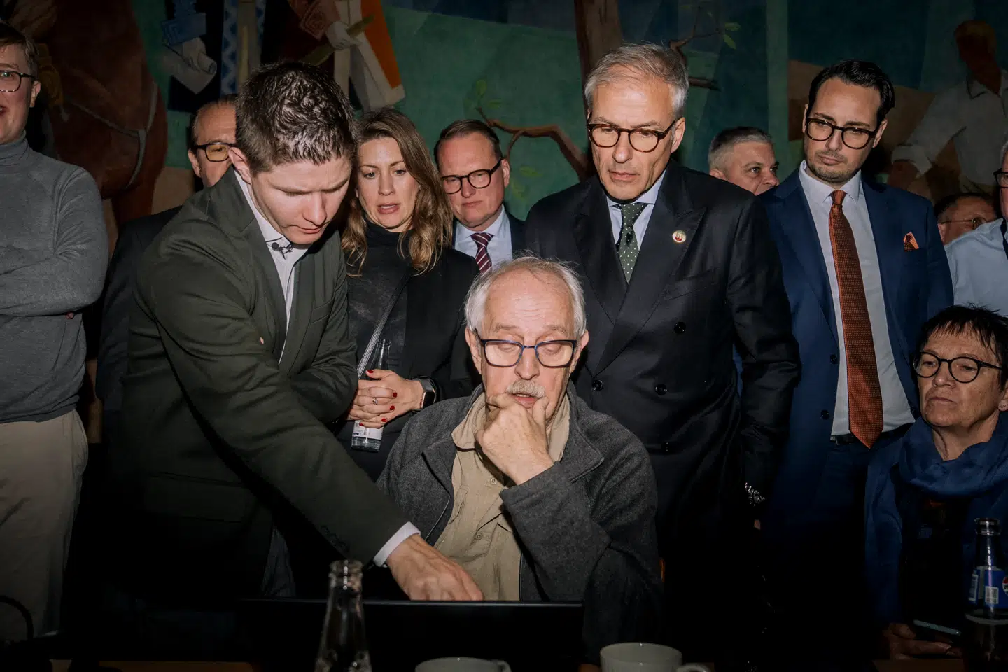 Afgående Frederiksberg-rådmand Thyge Enevoldsen (EL) omgivet af Michael Brautsch og flere andre konservative kandidater studerer de foreløbige valgresultater på Frederiksberg Rådhus på valgaftenen.