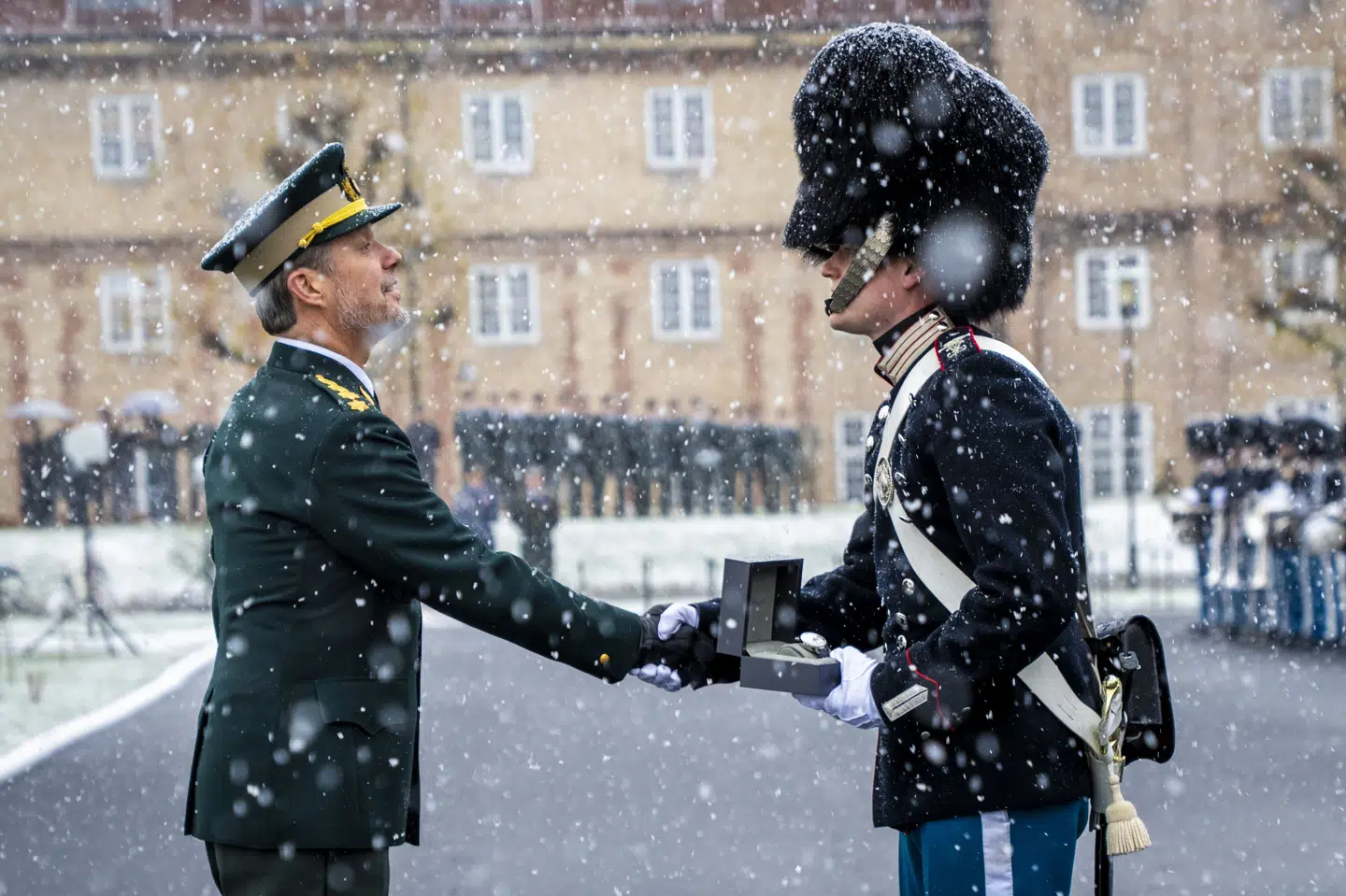 Kong Frederik overrækker i snevejr "Kongens Ur" under en parade på Livgardens Kaserne i København.