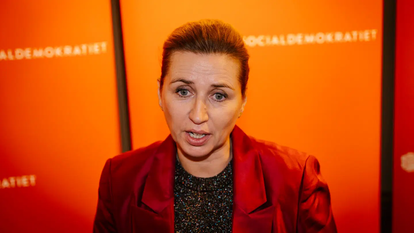 Statsminister Mette Frederiksen (S) holder doorstep sent tirsdag efter nederlaget til kommunalvalget.