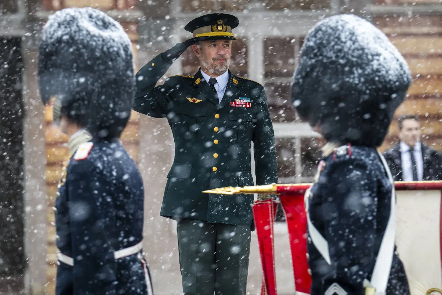 Kong Frederik deltager i Urparade på Livgardens Kaserne.