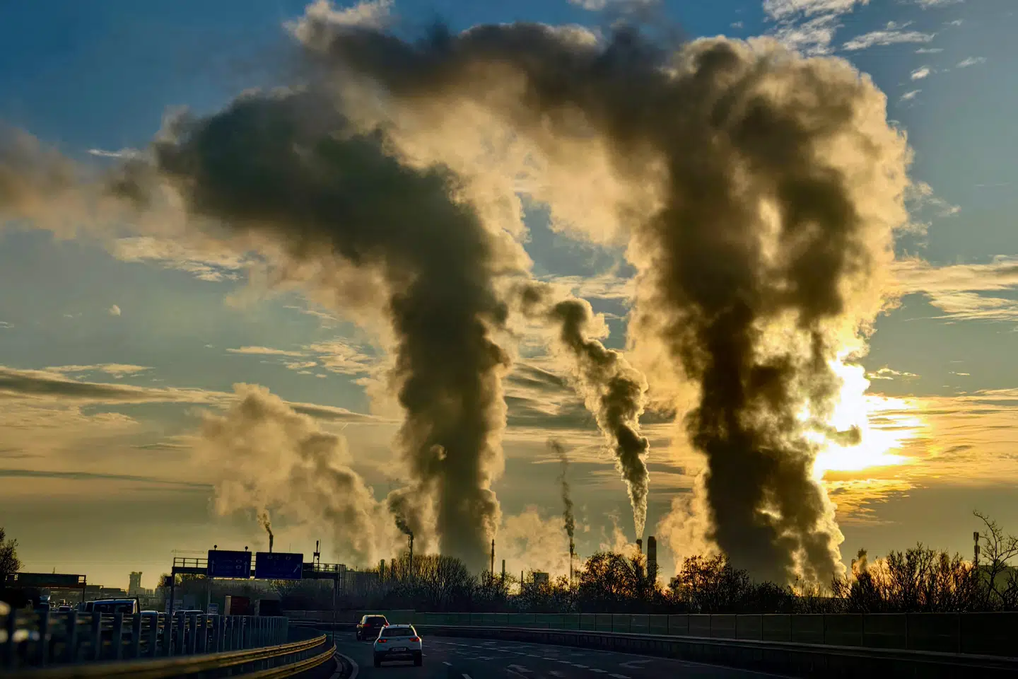 Selv i 2050 ventes det meste af verden fortsat at være dybt afhængig af kul og især olie og gas. Røg og damp fra olieraffinaderi uden for Østrigs hovedstad, Wien.