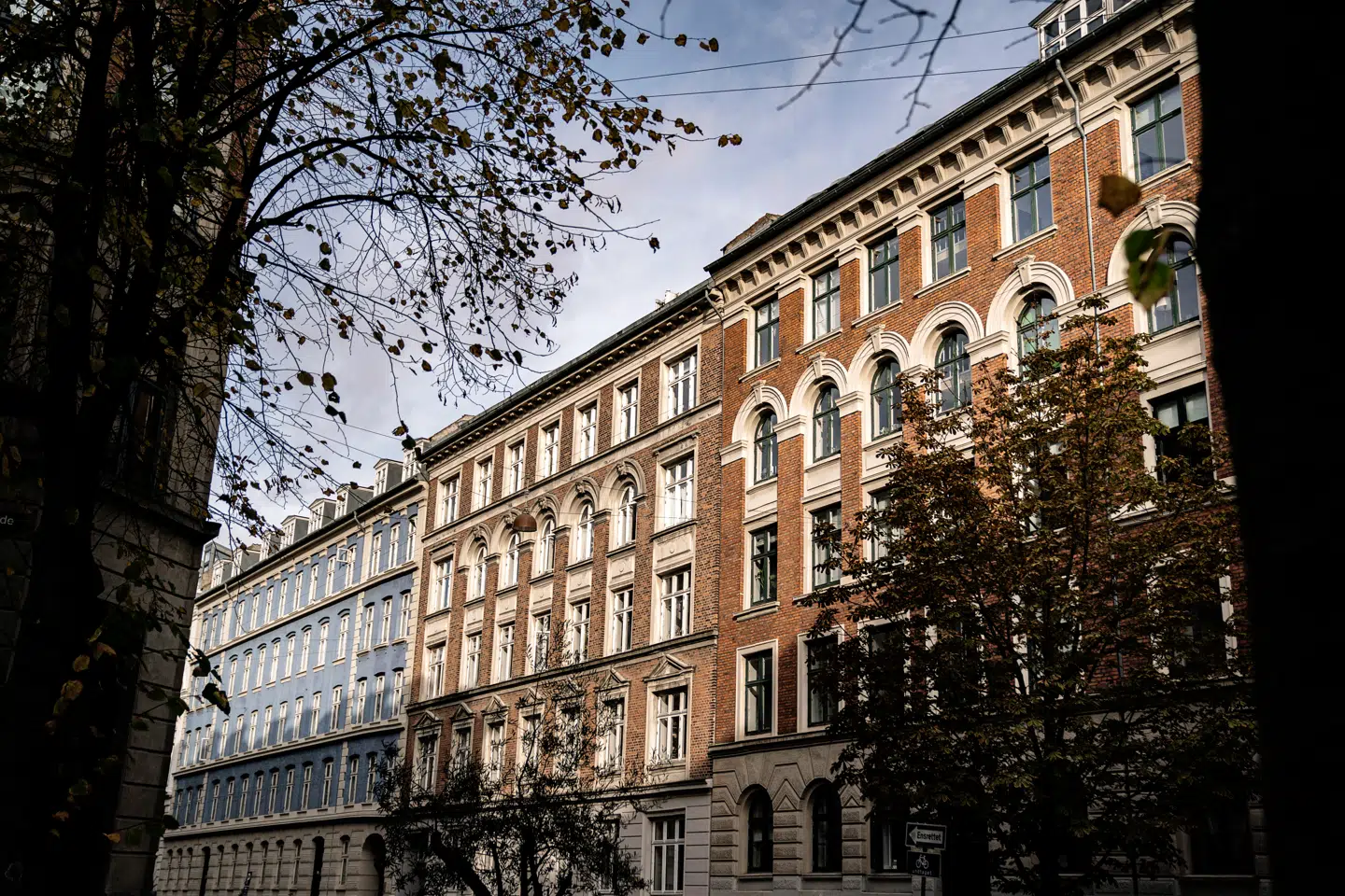 Som udgangspunkt er avance ved salg af fast ejendom skattepligtig, men der findes en undtagelse, der siger, at man som privatperson kan sælge en ejerbolig skattefrit, hvis man har beboet den i ejerperioden.