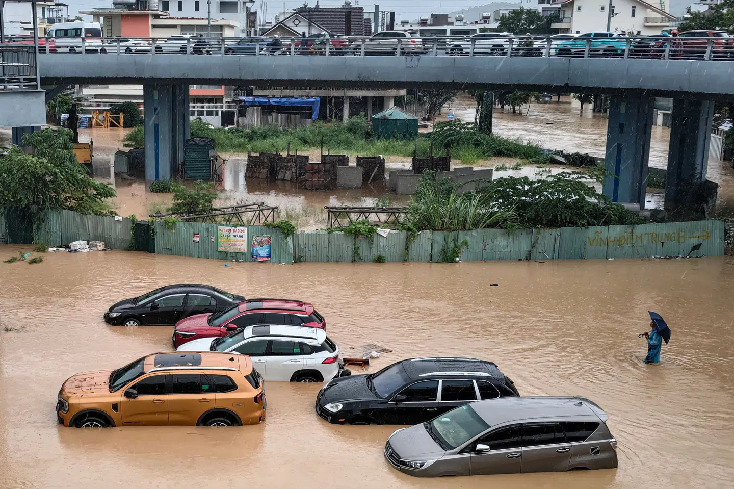 En mand går gennem oversvømmede gader i Nha Trang i den vietnamesiske kystprovins Khanh Hoa.