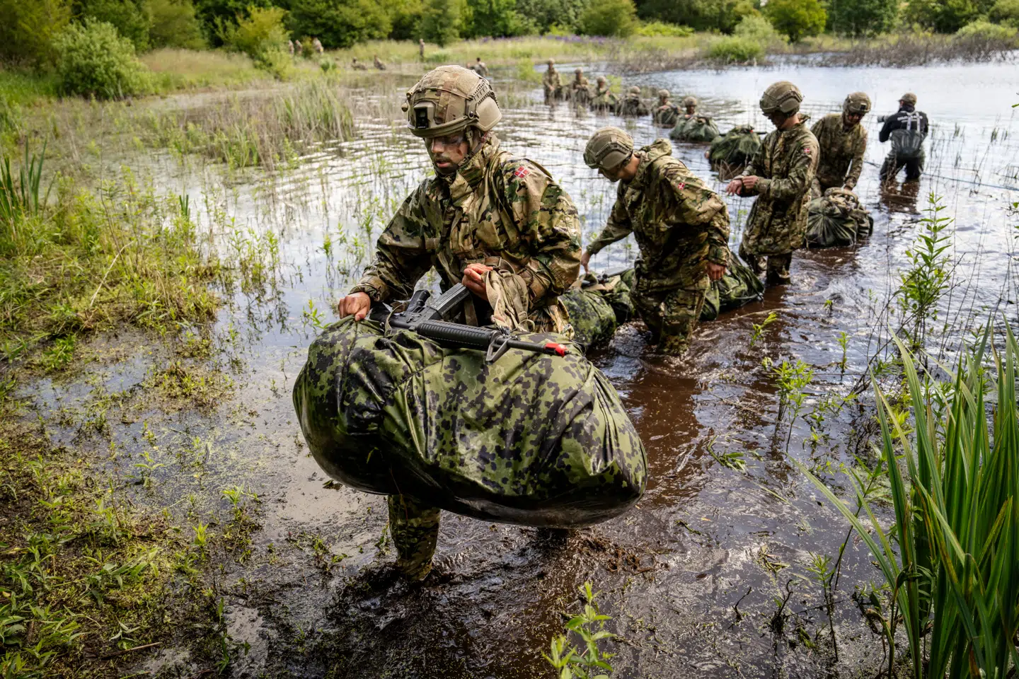 »Forsvaret mangler alt; personel, materiel og bygninger, men står også over for at skulle genopbygge den militære ekspertise og de militære uddannelser – helt fra bunden,« skriver Lars H. Jensen, de er forfatter og major i reserven. Han er også tidligere jægersoldat.