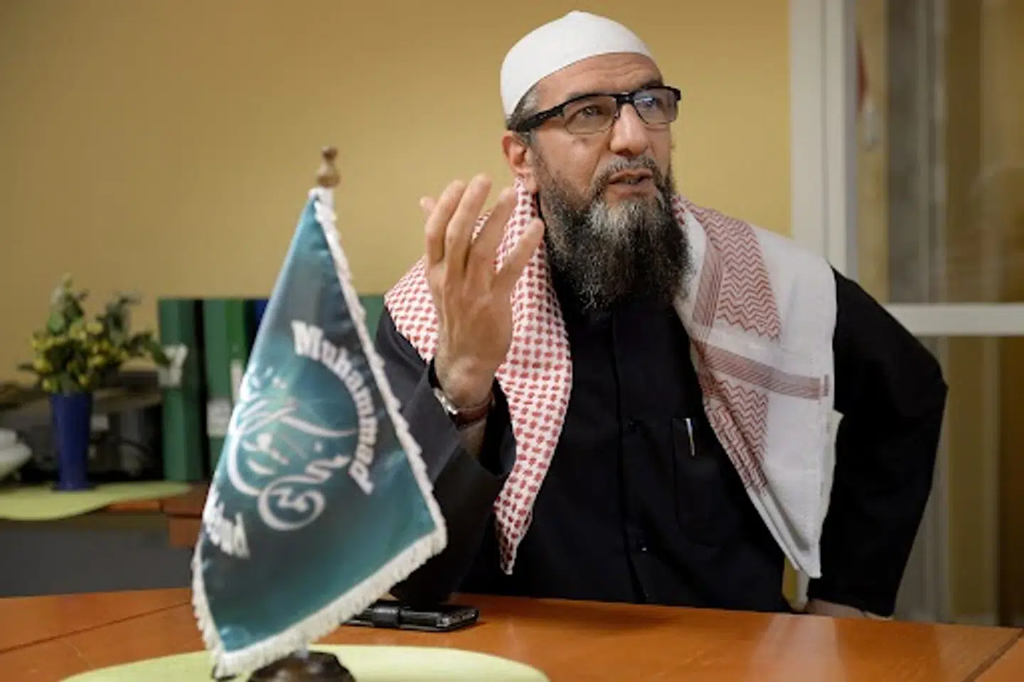 Abo Raad var iman i Sverige, men blev set som en risiko for rigets sikkerhed. Det stoppede ham ikke fra at deltage i et islamistisk skoleprojekt, der kostede skatteyderne dyrt.