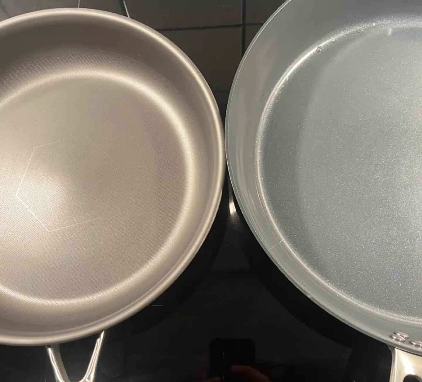 Her sammenlignes Zero-panden fra Onyx til venstre med en helt ny pande fra Ikea med non-stick