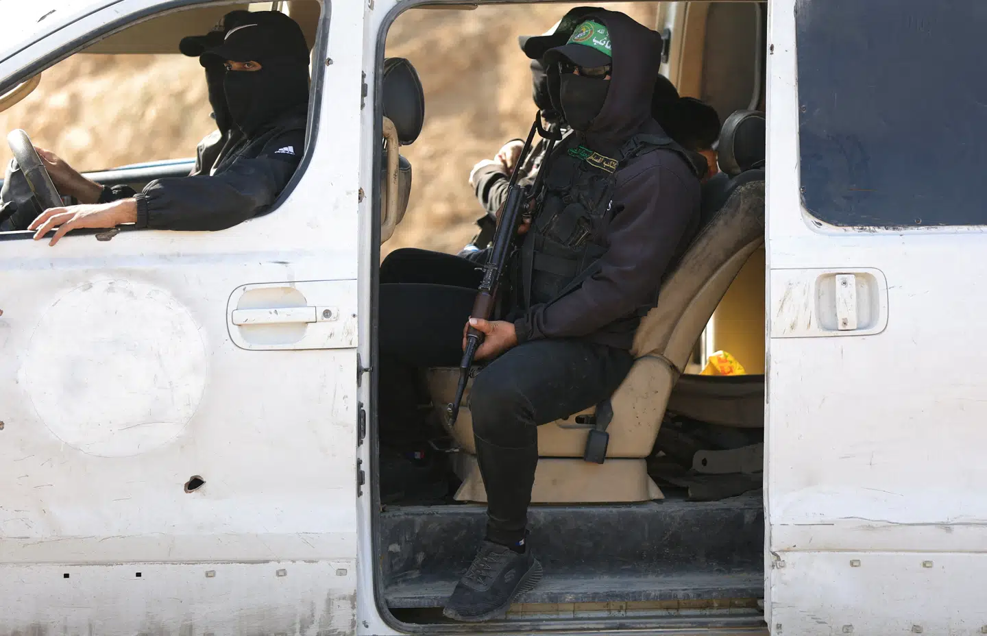 Hamas-militante eskorterer medlemmer af Røde Kors mod et område inden for den såkaldte 'gule linje', hvortil israelske styrker trak sig tilbage som led i våbenhvilen. 20. november 2025. Foto: Dawoud Abu Alkas, Scanpix